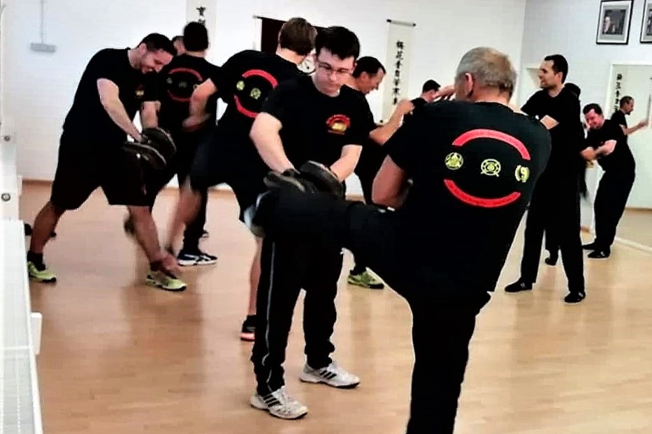 Erwachsene-in-Radolfzell-Selbstverteidigung-mit-tiefen-Tritt